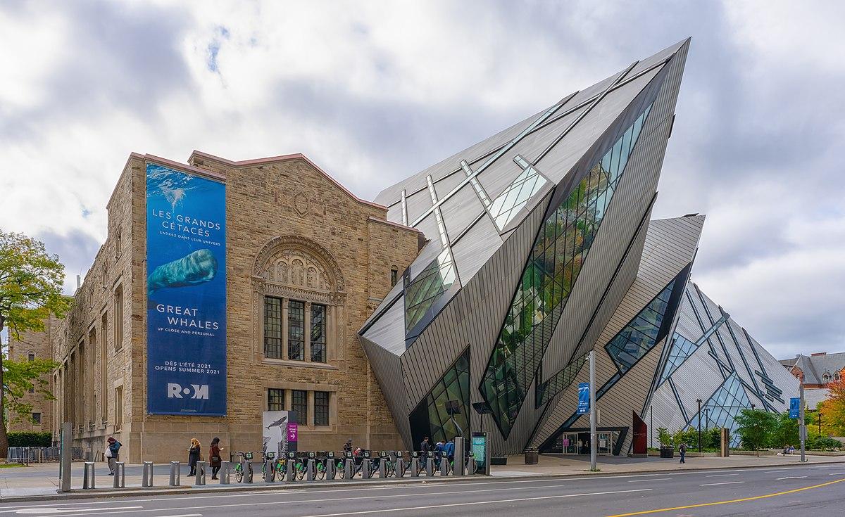 <h3>LE MUSÉE ROYAL DE L'ONTARIO</h3>Le Musée Royal de l'Ontario (ROM) à Toronto est le plus grand musée du Canada dédié aux cultures du monde et à l'histoire naturelle, renommé pour ses collections étendues et son architecture frappante. Situé au cœur de Toronto, le ROM abrite plus de six millions d'artefacts, d'œuvres d'art et d'échantillons couvrant des siècles et des continents. Les visiteurs peuvent explorer des expositions allant des civilisations anciennes, des dinosaures et des fossiles aux textiles, aux arts décoratifs et à la culture contemporaine. L'ajout distinctif du Michael Lee-Chin Crystal, conçu par l'architecte Daniel Libeskind, est un contraste moderne avec l'architecture historique et offre un chef-d'œuvre architectural au sein de la ville. Le ROM est non seulement un centre culturel, mais aussi une institution éducative qui engage les visiteurs avec des présentations immersives et des expériences interactives, en faisant une destination incontournable pour ceux qui s'intéressent à l'histoire, à l'art et au monde naturel.