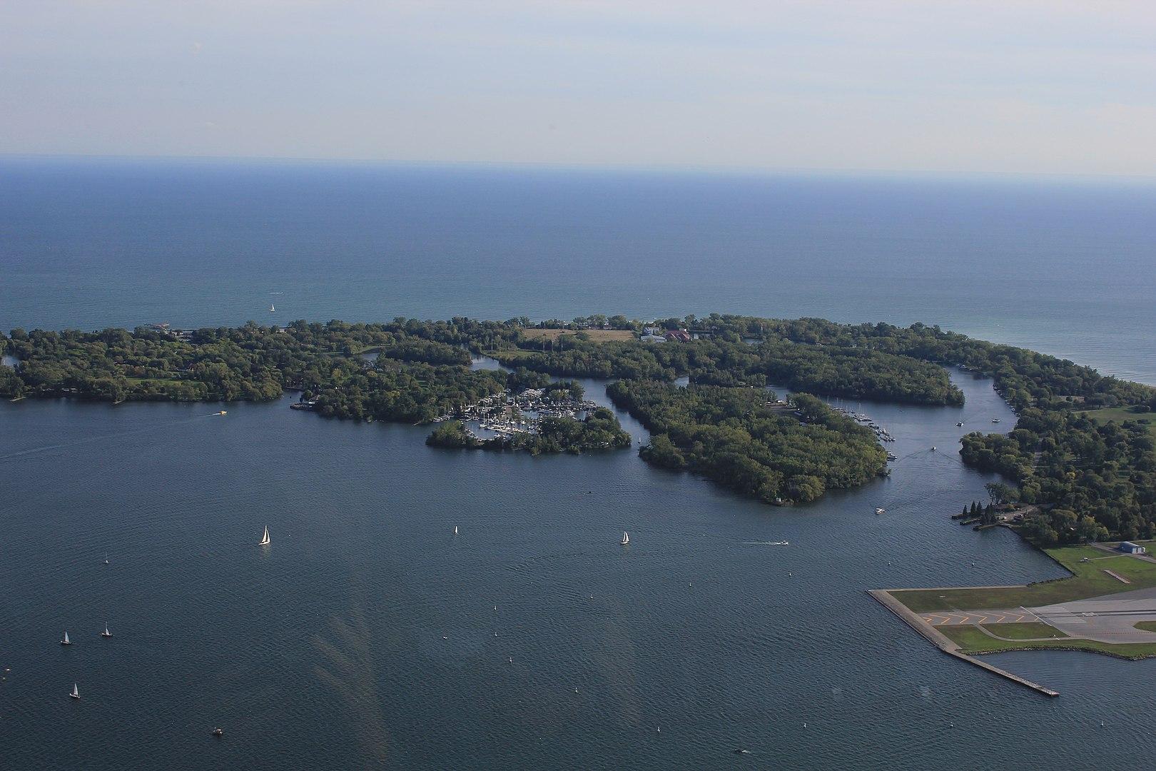 <h3>LES ÎLES DE TORONTO</h3>Les Îles de Toronto, situées à quelques minutes en ferry du centre-ville de Toronto, offrent une escapade paisible dans la nature au milieu de la ville animée. Cette chaîne d'îles interconnectées dans le lac Ontario est renommée pour ses parcs pittoresques, ses plages de sable et ses vues panoramiques sur la ligne d'horizon de Toronto. Les visiteurs peuvent profiter d'activités de plein air telles que le vélo, les sentiers de marche et les pique-niques, tandis que l'île Centre et le Point Hanlan présentent des plages populaires pour la baignade et le bronzage en été. Les familles visitent souvent le parc d'attractions Centreville pour ses manèges et ses attractions, tandis que les passionnés de nature peuvent explorer des espaces verts luxuriants, des jardins et des habitats fauniques. Les repères historiques tels que le phare de Gibraltar Point ajoutent au charme des îles, offrant un aperçu du passé de Toronto. Que vous cherchiez la détente, l'aventure en plein air ou un aperçu de la beauté naturelle de Toronto, les Îles de Toronto offrent une retraite paisible avec quelque chose à apprécier pour chacun.