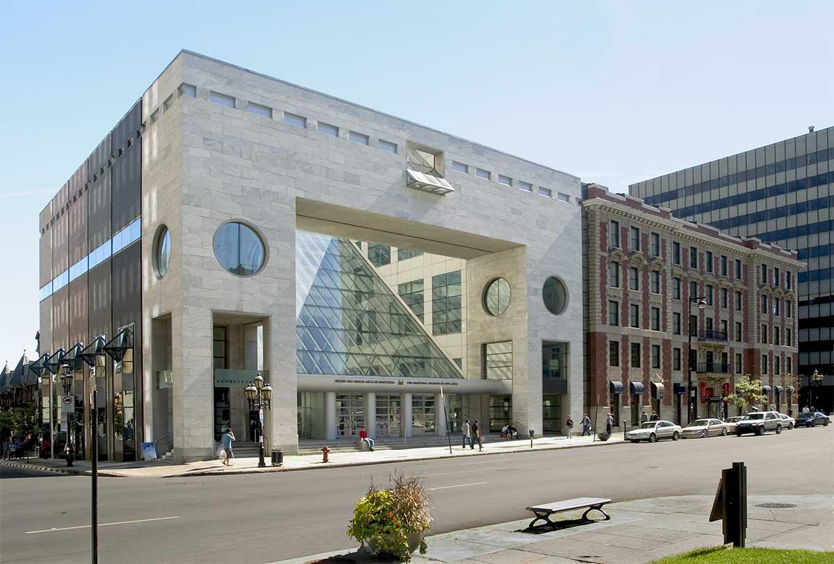 <h3>MUSÉE DES BEAUX-ARTS DE MONTRÉAL</h3>Le Musée des beaux-arts de Montréal est l'une des institutions artistiques les plus prestigieuses du Canada, renommée pour sa vaste collection couvrant différentes périodes et styles artistiques. Situé dans plusieurs bâtiments à travers Montréal, les principaux pavillons du musée incluent le Pavillon Michal et Renata Hornstein pour la Paix, le Pavillon Liliane et David M. Stewart pour les Arts Décoratifs et le Pavillon Jean-Noël Desmarais pour l'art international. Le musée possède une impressionnante collection de plus de 45 000 œuvres d'art, comprenant peintures, sculptures, arts décoratifs et textiles de diverses cultures et époques. Parmi les points forts de la collection figurent des œuvres de maîtres européens comme Rembrandt, Rubens et Picasso, ainsi que de l'art canadien et autochtone. Le musée propose également des expositions temporaires, des programmes éducatifs et des événements qui enrichissent le paysage culturel de Montréal et attirent des amateurs d'art du monde entier. Son engagement à présenter l'excellence artistique et la diversité culturelle en fait une destination incontournable pour les amateurs d'art visitant Montréal