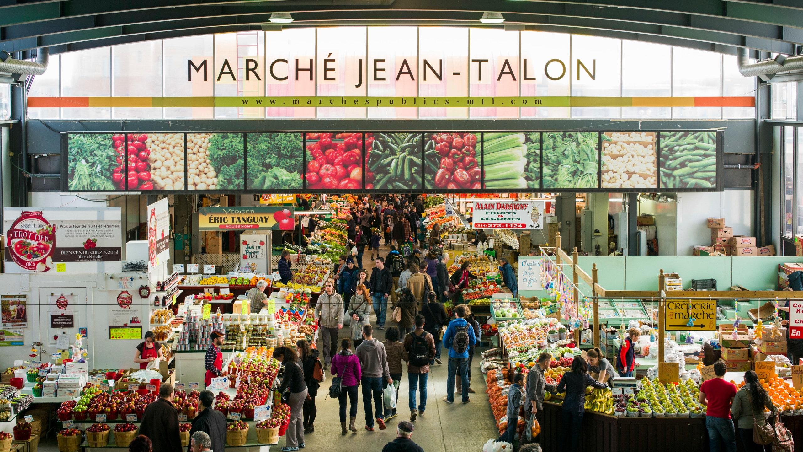 <h3>MARCHÉ JEAN-TALON</h3>Le Marché Jean-Talon est un marché fermier vibrant et animé situé dans le quartier de la Petite Italie à Montréal. C'est l'un des plus grands marchés publics en Amérique du Nord et une destination culinaire bien-aimée pour les habitants et les touristes. Ouvert toute l'année, le Marché Jean-Talon propose une impressionnante gamme de produits frais, de produits gastronomiques, d'articles artisanaux et de fleurs provenant de producteurs locaux. Les visiteurs peuvent explorer des stands débordant de fruits et légumes de saison, de fromages québécois, de viandes, de fruits de mer, de produits de boulangerie, d'épices et de spécialités alimentaires du monde entier. L'atmosphère animée du marché, remplie des vues, des sons et des arômes de produits frais et de cuisine, offre une expérience sensorielle unique. En plus de faire des emplettes, les visiteurs peuvent profiter de repas décontractés dans les restaurants du marché, les cafés et les stands de nourriture proposant tout, des délicatesses québécoises à la cuisine internationale. Le Marché Jean-Talon est non seulement un centre pour les passionnés de gastronomie, mais aussi une institution culturelle qui reflète le patrimoine culinaire diversifié et l'esprit communautaire de Montréal.