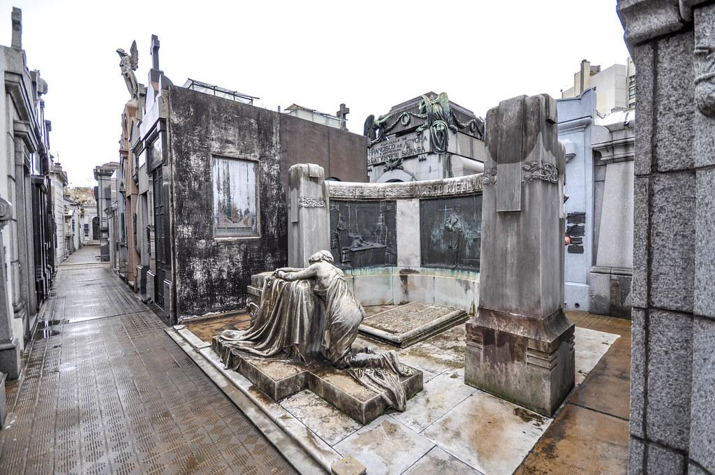 <h3>CEMENTERIO DE RECOLETA </h3>Un fascinante cementerio que sirve como lugar de descanso final para muchas de las figuras destacadas de Argentina, incluida Eva Perón. El cementerio es conocido por sus elaborados mausoleos, esculturas y estilos arquitectónicos, lo que lo convierte en un sitio histórico único y conmovedor.