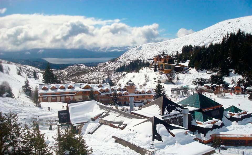 <h3>CERRO CATEDRAL</h3>Reconocido como uno de los principales destinos de esquí de Sudamérica, Cerro Catedral cuenta con más de 120 kilómetros de pistas aptas para esquiadores y snowboarders de todos los niveles. Ubicado a solo 19 kilómetros de Bariloche, ofrece instalaciones modernas y vistas impresionantes de los Andes. Durante los meses de verano, Cerro Catedral se transforma en un centro de aventuras, con actividades como senderismo, ciclismo de montaña y escalada en roca. Las vistas panorámicas desde la cima, accesibles en telesillas y teleféricos, revelan la vasta belleza de los lagos y montañas circundantes, convirtiéndolo en una atracción durante todo el año.