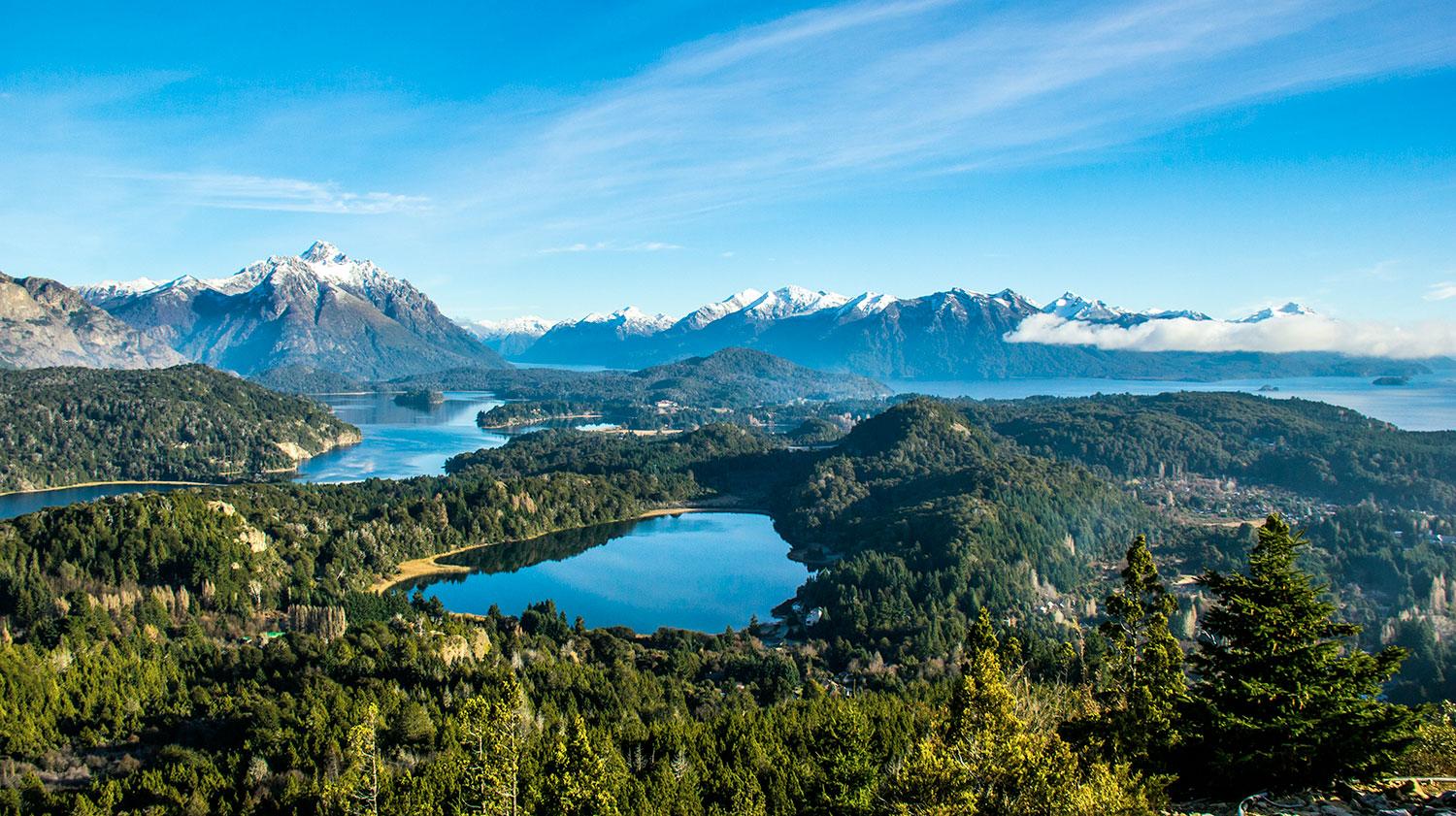 <h3>CIRCUITO CHICO</h3>El Circuito Chico es un recorrido panorámico de 65 kilómetros que muestra algunos de los paisajes más pintorescos de Bariloche. Este recorrido incluye paradas en el Cerro Campanario, donde un breve viaje en telesilla ofrece vistas de 360 grados de lagos y montañas, y en la Península de Llao Llao, hogar del lujoso Hotel y Resort Llao Llao. Otros puntos destacados son las tranquilas orillas del Lago Moreno y los serenos senderos forestales del Parque Municipal Llao Llao. Esta ruta es perfecta para una excursión de un día, permitiendo a los visitantes experimentar la belleza natural y la tranquilidad de la región.