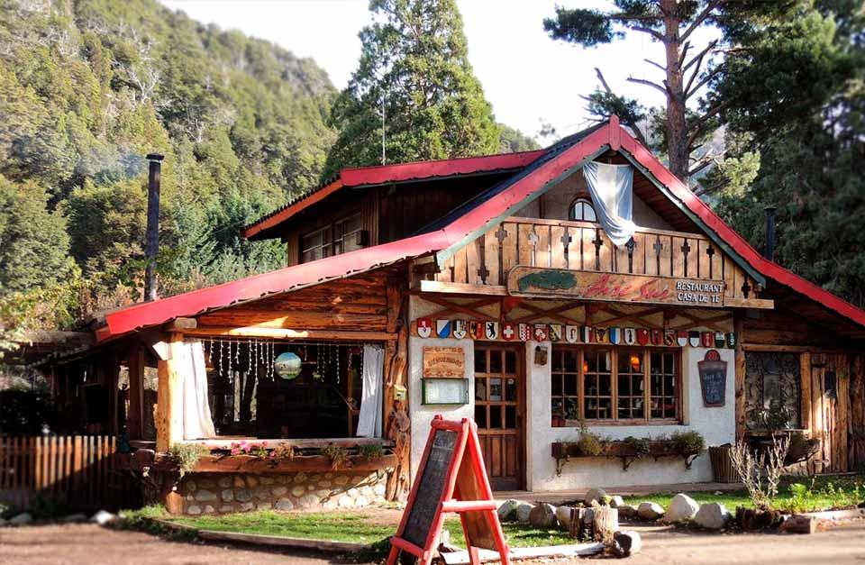 <h3>COLONIA SUIZA</h3>A solo 25 kilómetros del centro de Bariloche, Colonia Suiza es un pintoresco pueblo fundado por inmigrantes suizos a finales del siglo XIX. Este encantador enclave conserva su herencia europea con arquitectura tradicional suiza, gastronomía y festivales culturales. Los visitantes pueden disfrutar de platos auténticos como fondue y curanto, un antiguo método patagónico de cocinar alimentos en un pozo con piedras calientes. El pueblo también alberga un vibrante mercado artesanal, donde se pueden comprar artesanías locales, quesos y chocolates. El entorno pintoresco y la riqueza cultural de Colonia Suiza ofrecen una escapada única y encantadora del bullicio de la ciudad..