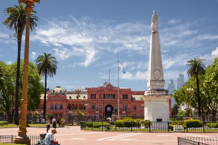 <h3>PLAZA DE MAYO RAMBLA</h3>La plaza principal de Buenos Aires y un punto focal de la historia y la política argentina. Alrededor de la plaza se encuentran edificios significativos como la Casa Rosada (Palacio Presidencial), la Catedral Metropolitana y el histórico Cabildo (Ayuntamiento Colonial). La Plaza de Mayo ha sido el escenario de muchos eventos clave en la historia de Argentina, incluyendo protestas y celebraciones.