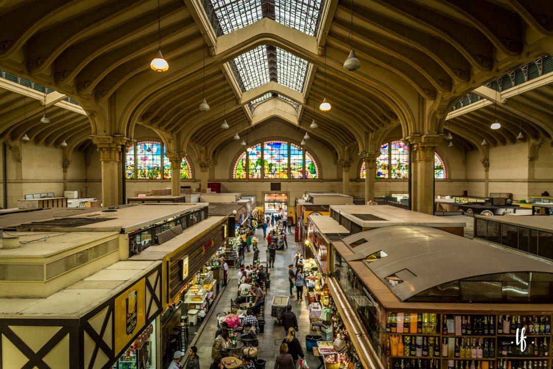 <h3>MERCADO MUNICIPAL DE SAO PAULO</h3>O Mercado Municipal de São Paulo, conhecido localmente como Mercadão, é um paraíso gastronômico e um marco cultural. Localizado no centro histórico de São Paulo, o Mercadão é famoso por suas iguarias gourmet, produtos frescos e produtos artesanais. Os visitantes podem experimentar uma variedade de especialidades culinárias brasileiras, incluindo o famoso sanduíche de mortadela, pastéis, frutas exóticas, queijos e pratos regionais. A atmosfera vibrante do mercado, com seus corredores movimentados e vendedores amigáveis, faz dele um destino imperdível para vivenciar de perto o rico patrimônio culinário e a vibrante cultura de comida de rua de São Paulo.