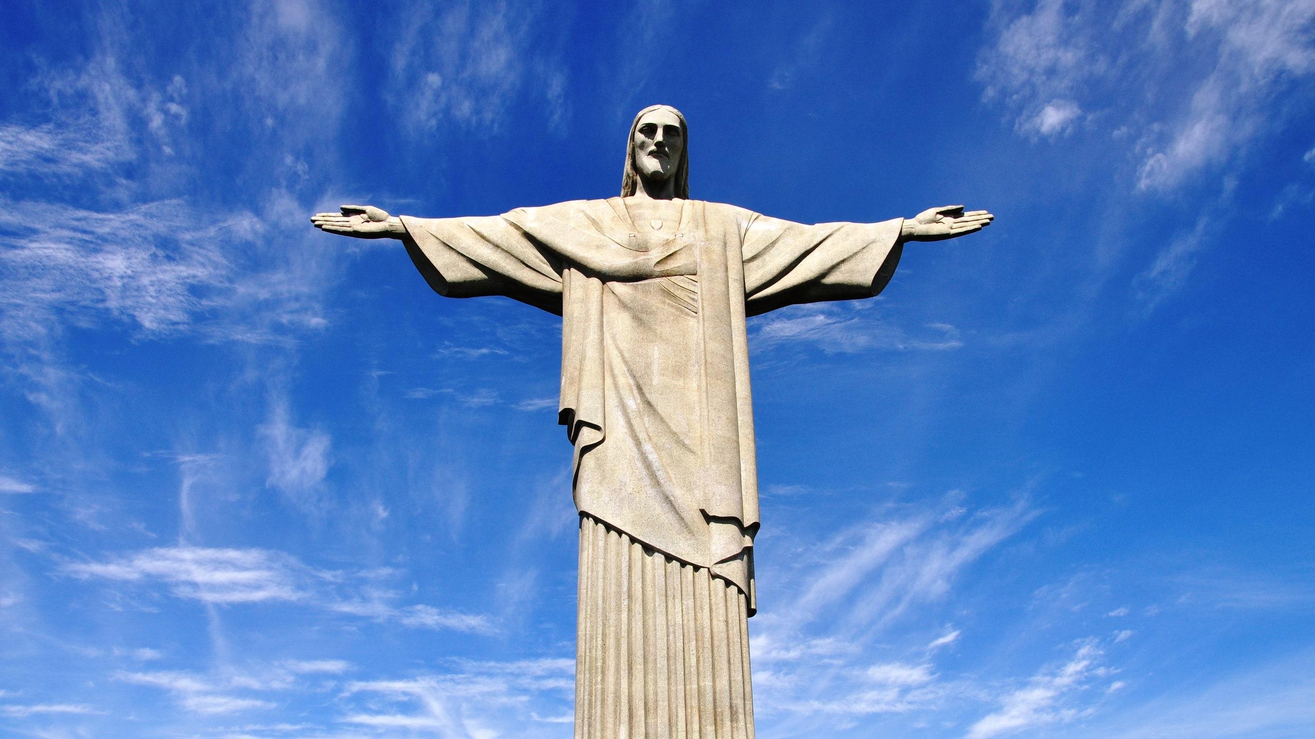 <h3>CRISTO REDENTOR</h3>O Cristo Redentor é um símbolo icônico do Rio de Janeiro e do Brasil, situado no topo do Morro do Corcovado, com vista para a cidade. Esta colossal estátua de Jesus Cristo tem 30 metros de altura, com os braços estendidos em um gesto de bênção. Construído entre 1922 e 1931, é feito de concreto armado e pedra-sabão, mesclando estilos arquitetônicos Art Déco e modernista. O Cristo Redentor não é apenas um símbolo religioso, mas também um marco cultural e um Patrimônio Mundial da UNESCO, atraindo milhões de visitantes anualmente que vêm admirar sua impressionante estatura e as deslumbrantes vistas panorâmicas do Rio de Janeiro e sua beleza natural ao redor.