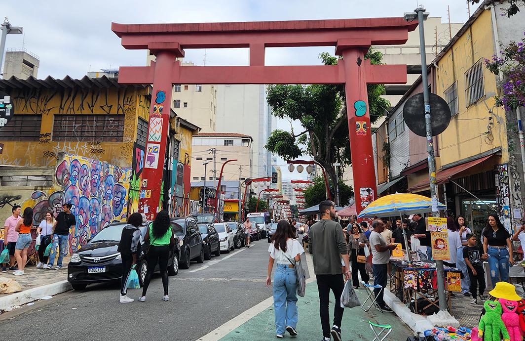 <h3>LIBERDADE</h3>Liberdade é o vibrante bairro japonês de São Paulo, refletindo o diversificado tecido cultural da cidade. Este distrito é adornado com portões torii vermelhos, lanternas japonesas e arquitetura ornamentada que transportam os visitantes ao Japão. É renomado por sua autêntica culinária japonesa, que varia de sushi e ramen a doces tradicionais como mochi. Os visitantes podem explorar os movimentados mercados de rua que oferecem produtos asiáticos, visitar templos japoneses como a réplica do Kinkaku-ji e participar de eventos culturais como o festival anual Tanabata. Liberdade é uma mistura única do charme multicultural de São Paulo e da herança japonesa, oferecendo um rico leque de experiências.