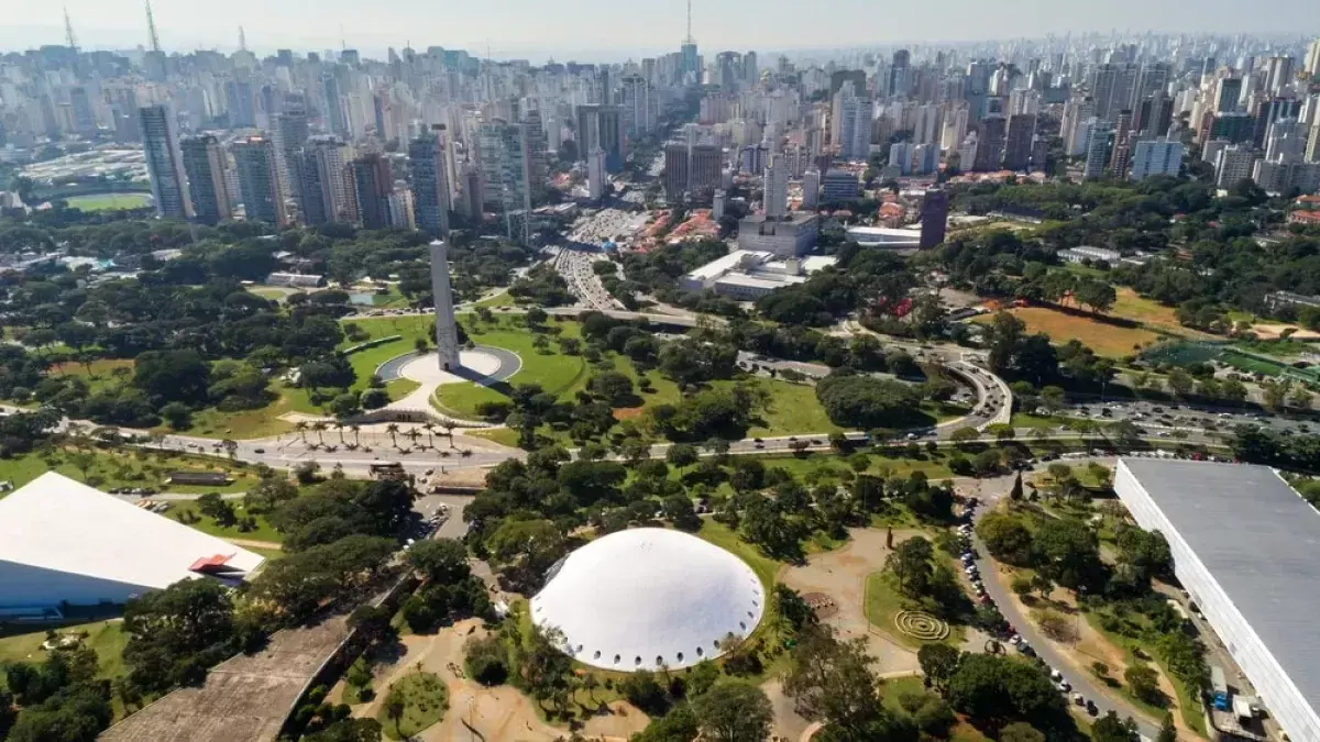 <h3>PARQUE IBIRAPUERA </h3>O equivalente de São Paulo ao Central Park, o Parque Ibirapuera é um vasto oásis verde no coração da cidade. Projetado pelo paisagista Roberto Burle Marx, o parque conta com lagos tranquilos, trilhas para corrida e jardins lindamente cuidados. Não é apenas um local favorito para piqueniques e atividades ao ar livre, mas também abriga várias instituições culturais, incluindo o Museu Afro Brasil, que exibe o rico patrimônio da cultura afro-brasileira, e o Pavilhão da Bienal de São Paulo, que recebe exposições de arte internacionais. O Parque Ibirapuera é um refúgio tanto para os amantes da natureza quanto para os entusiastas da cultura.