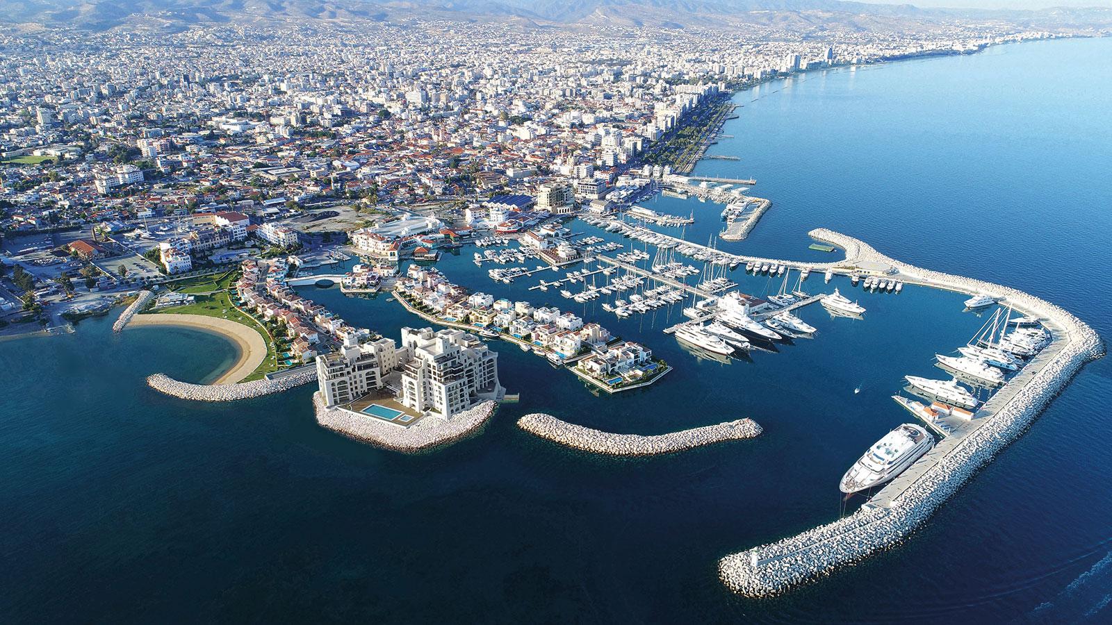 <h3>LIMASSOL MARINA</h3>Modern ve şık bir kıyı geliştirmesi olan Limassol Marina, lüks yatlar, şık kafeler, restoranlar ve mağazalarla dolu bir manzara sunar. Promenade boyunca yürüyüş yapabilir, Akdeniz manzarasına karşı bir yemek yiyebilir veya Limassol'u denizden görmek için bir bot turuna çıkabilirsiniz.