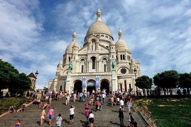 <h3>MONTMARTRE</h3>Montmartre est une colline historique dans la partie nord de Paris, connue pour son atmosphère artistique et bohémienne. À la fin du XIXe et au début du XXe siècle, il devient un centre d'intérêt pour les artistes, les écrivains et les intellectuels, dont Pablo Picasso, Vincent van Gogh et Henri de Toulouse-Lautrec. Les rues en briques, les cafés charmants et les places animées du quartier capturent l'essence de la vie bohémienne parisienne. Au sommet de Montmartre se trouve la Basilique du Sacré-Coeur (Cœur Sacré), une magnifique église en tombe blanche offrant une vue panoramique sur la ville. La place du Tertre, une place à proximité, est célèbre pour son marché d'artistes en plein air où des peintres et des portraitistes exposent leurs œuvres. La riche histoire artistique de Montmartre, combinée à ses rues pittoresques et ses vues panoramiques, en font un quartier aimé et emblématique à explorer à Paris.