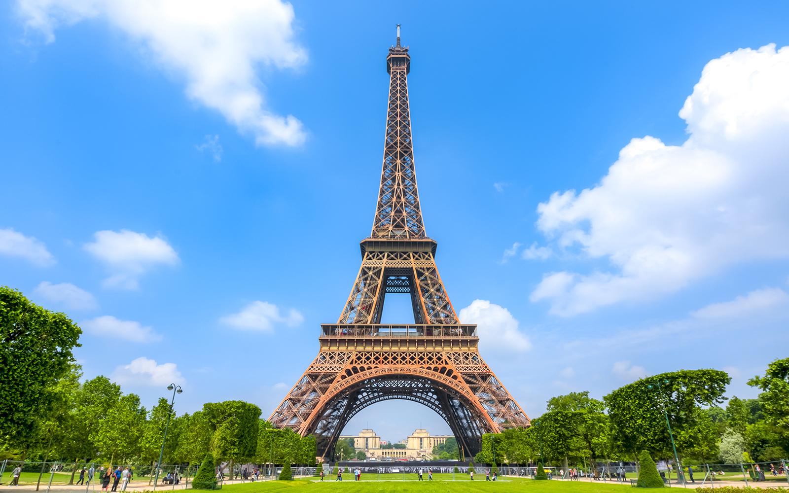 <h3>TOUR EIFFEL</h3>La tour eiffel, un symbole iconique de paris et l'une des structures les plus reconnaissables au monde, est un témoignage d'ingénierie architecturale et de signification culturelle. Terminée en 1889 pour l'exposition universselle, elle a été conçue par gustave eiffel, un ingénieur français renommé. S'élevant à 324 métres (1 083 pieds) de haut, la tour a détenu le titre de structure artificielle la plus haute au monde jusqu'à l'achèvement du chrysler building à new york en 1930. Construite en fer forgé, la tour eiffel comprend trois niveaux accessibles au public. Les visiteurs peuvent monter par escaliers ou ascenseurs pour profiter de vues panoramiques sur paris depuis les plateformes d'observation du deuxième et du troisième niveau. Sa structure en maille, initialement accueillie avec scepticisme, est devenue très appréciée pour sa silhouette gracieuse et sa représentation symbolique de l'innovation française et de l'excellence artistique. Aujourd'hui, la tour eiffel reste un point central de fierte parisienne et une attraction incontournable, captivant des millions de visiteurs avec sa beauté et offrant des expériences inoubliables jour et nuit.