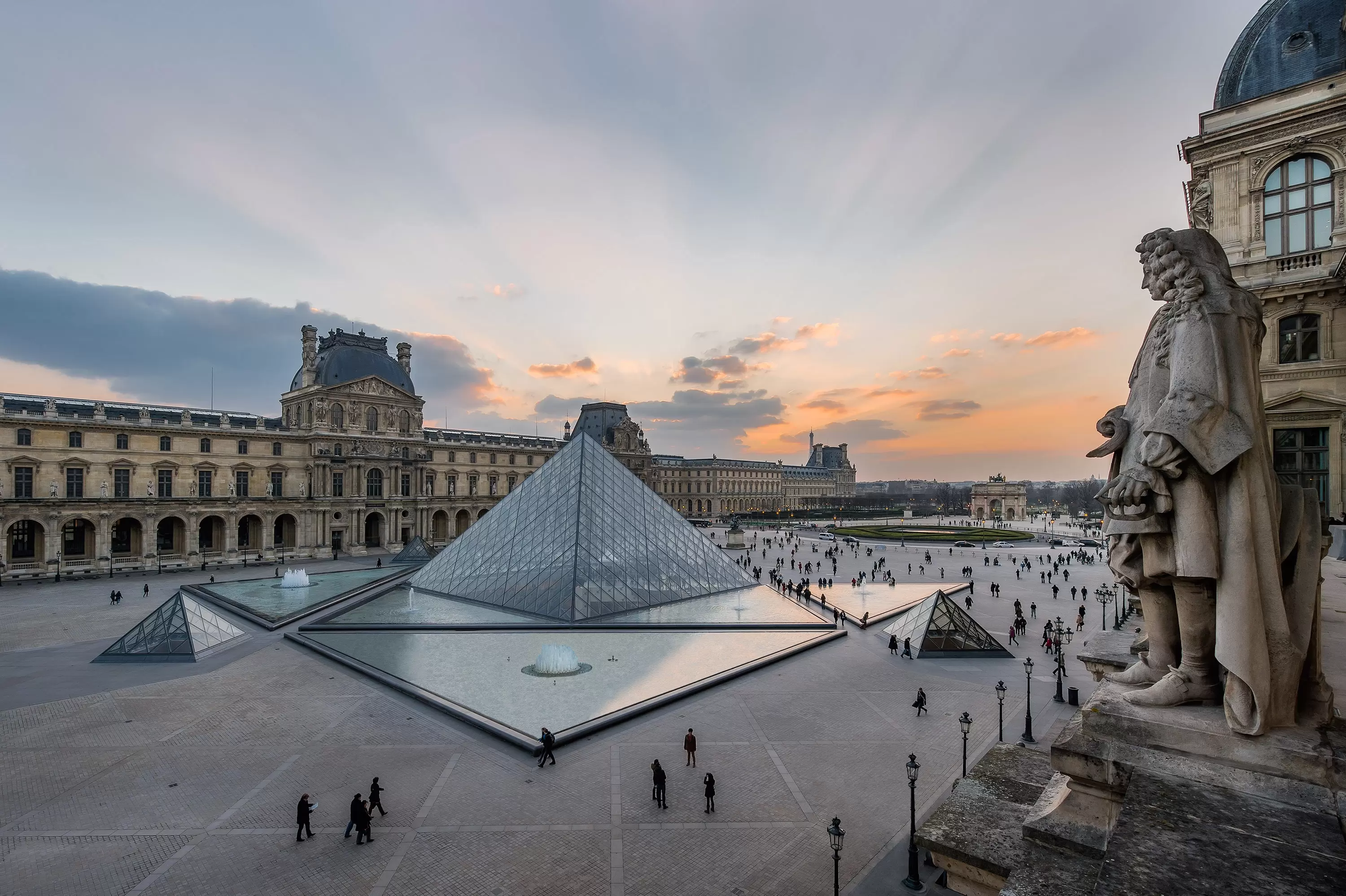 <h3>LOUVRE MUSEUM</h3>Le musée du Louvre, situé à Paris, est l'un des plus grands et les plus renommés musées d'art du monde. À l'origine une forteresse médiévale et plus tard un palais royal, elle fut transformée en musée public pendant la Révolution française en 1793. Le Louvre abrite une vaste et diversifiée collection d'art qui s'étend sur des milliers d'années, des civilisations anciennes au XIXe siècle. Parmi les œuvres emblématiques, on peut citer la Mona Lisa de Léonard de Vinci, la statue de Vénus de Milo et la Victoire aux ailes de Samothrace. L'architecture du musée est elle-même une œuvre d'art, avec l'entrée emblématique de la pyramide de verre conçue par l' architecte I.M. Pei, qui est devenue un symbole de la modernité et de l'accessibilité du Louvre. Avec plus de 35 000 œuvres d'art exposées et des millions de visiteurs chaque année, le musée du Louvre continue d'être un trésor culturel et une destination incontournable pour les amateurs de l'art et les passionnés d'histoire.