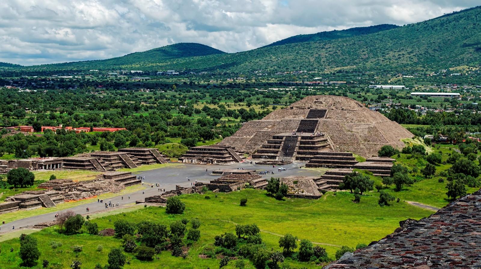 <h3>TEOTIHUACÁN</h3>Ubicada a unos 50 kilómetros (30 millas) al noreste de Ciudad de México, esta antigua ciudad mesoamericana es famosa por sus enormes pirámides, la Pirámide del Sol y la Pirámide de la Luna. Teotihuacán es un tesoro arqueológico que ofrece una fascinante visión de la historia precolombina de México.