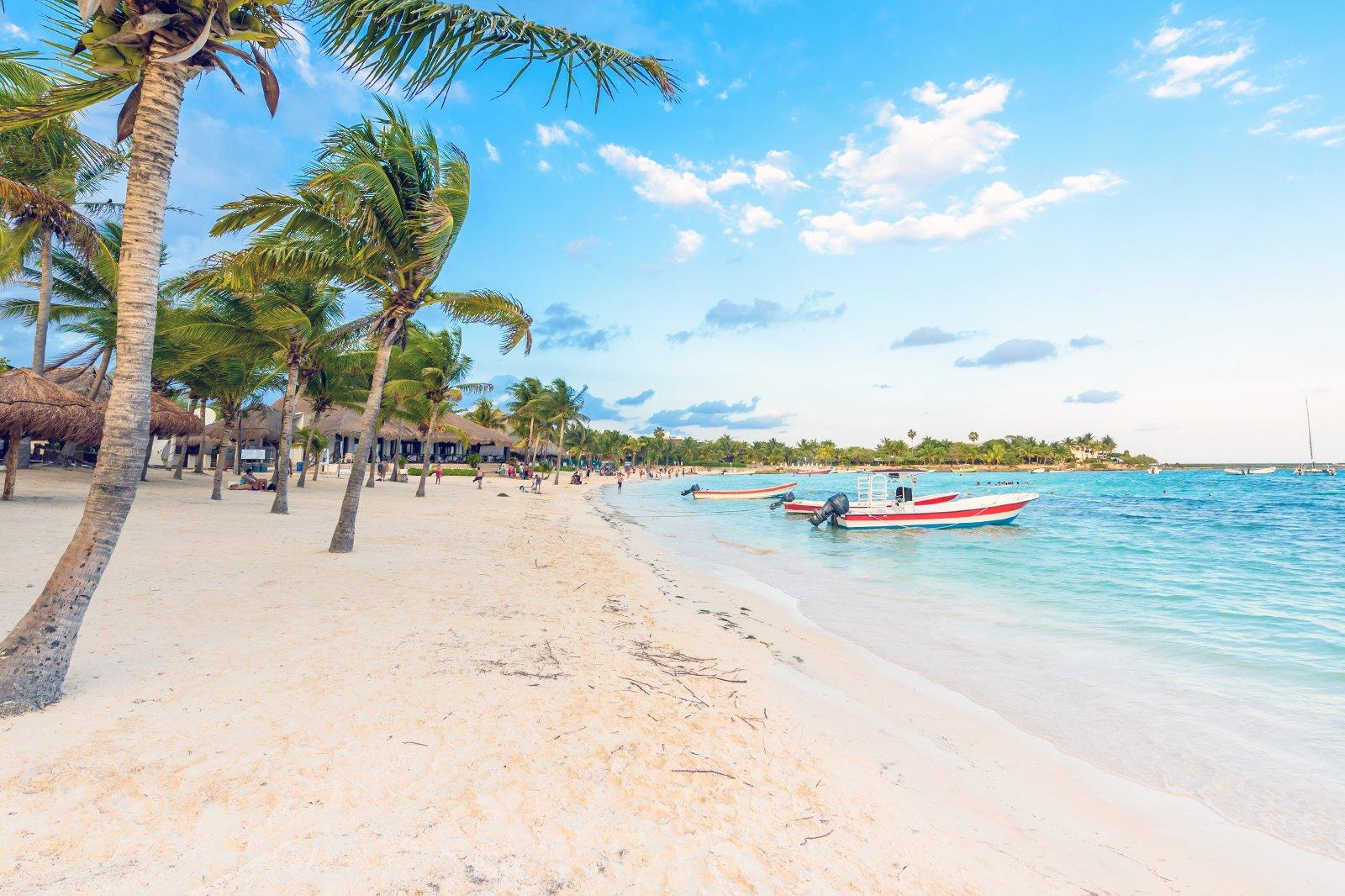 <h3>PLAYAS DE TULUM</h3>Tulum cuenta con algunas de las playas más impresionantes a lo largo de la costa caribeña de México, reconocidas por su belleza natural y ambiente tranquilo. Las playas de Tulum, como Playa Paraíso y Playa Pescadores, presentan arena blanca y suave y aguas turquesas claras, lo que las hace ideales para nadar, tomar el sol y hacer snorkel. A diferencia de muchos otros destinos de playa, la costa de Tulum permanece relativamente poco desarrollada, con resorts ecológicos y hoteles boutique que se integran armoniosamente en el entorno exuberante. Los visitantes pueden relajarse bajo palmeras oscilantes, disfrutar de mariscos frescos en restaurantes frente a la playa, o explorar los cenotes cercanos para un refrescante chapuzón en aguas cristalinas. Las playas de Tulum ofrecen una escapada serena, perfecta tanto para la relajación como para la aventura en un paisaje costero impresionante.