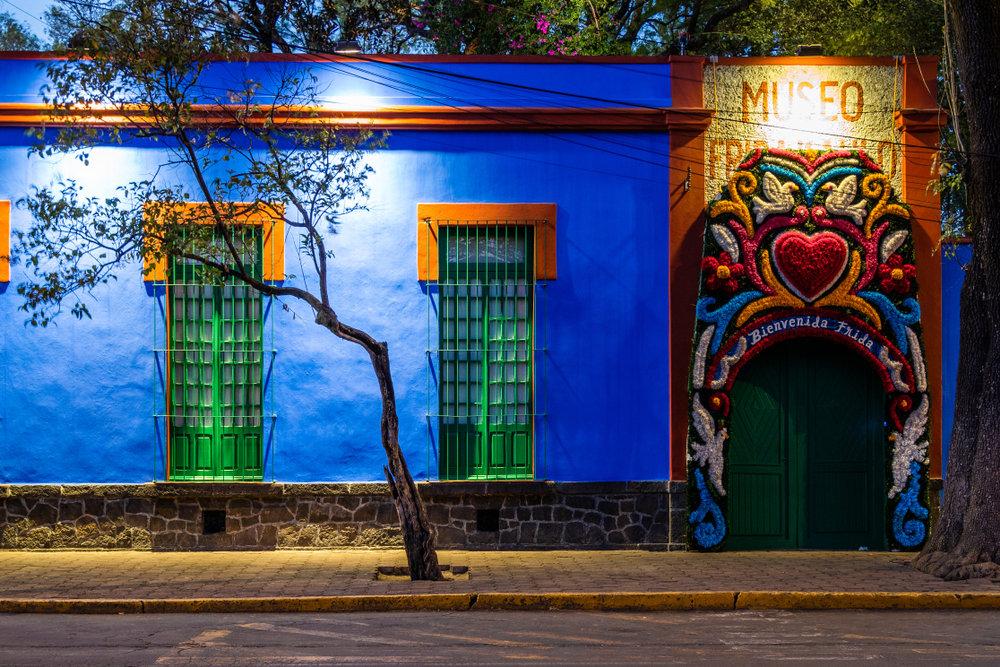 <h3> MUSEO FRIDA KAHLO </h3>También conocido como la Casa Azul, este museo es el antiguo hogar de la icónica artista mexicana Frida Kahlo. Ubicado en el barrio de Coyoacán, ofrece una profunda visión de su vida y obra, exhibiendo artefactos personales, obras de arte y la vibrante atmósfera que la inspiró.