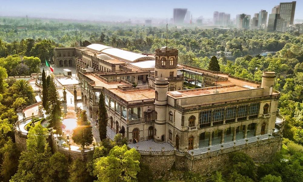 <h3>PARQUE CHAPULTEPEC Y CASTILLO DE CHAPULTEPEC</h3>Uno de los parques urbanos más grandes del Hemisferio Occidental, el Parque Chapultepec es hogar del Castillo de Chapultepec, un sitio histórico con vistas impresionantes de la ciudad. El parque también alberga varios museos, un zoológico y hermosos lagos, lo que lo convierte en un lugar perfecto para la relajación y la exploración.