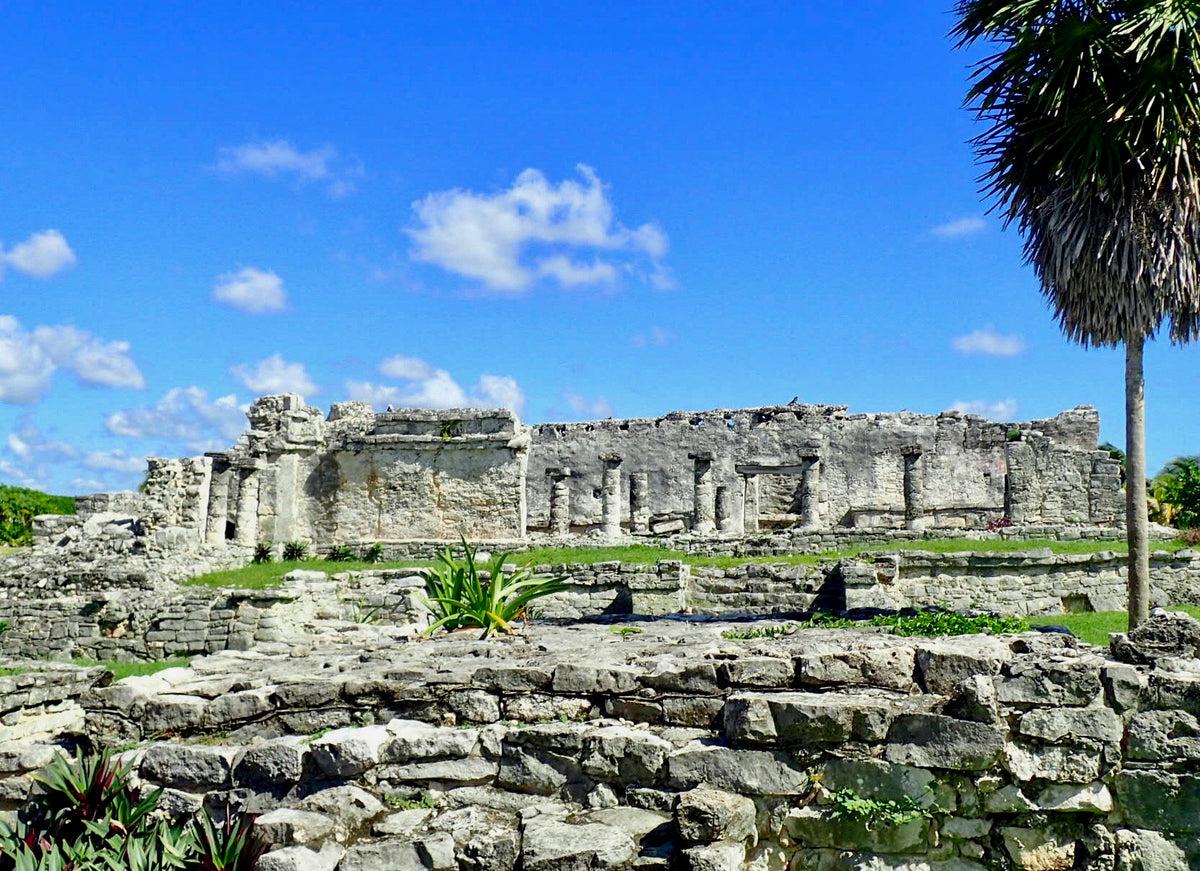 <h3>SITIO ARQUEOLÓGICO DE TULUM</h3>El sitio arqueológico de Tulum, situado majestuosamente en acantilados con vistas al Mar Caribe, ofrece una fascinante visión de la antigua civilización maya. Esta ciudad costera bien conservada, originalmente llamada Zama (