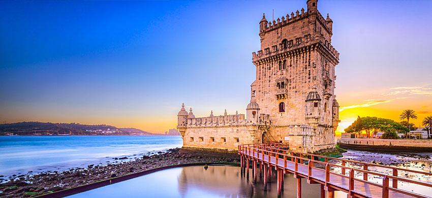 <h3>BELEM </h3>Belém, localizado a oeste do centro de Lisboa, ao longo do rio Tejo, é um bairro histórico repleto de patrimônio marítimo português e esplendor arquitetônico. É famoso por seus monumentos da Era dos Descobrimentos, incluindo o magnífico Mosteiro dos Jerónimos com sua intricada arquitetura manuelina e a icônica Torre de Belém, uma fortaleza que simboliza a proeza marítima de Portugal. A avenida ribeirinha de Belém oferece vistas deslumbrantes e leva ao Padrão dos Descobrimentos, que comemora os exploradores portugueses. Belém também é celebrada por suas delícias culinárias, especialmente os renomados Pastéis de Belém, pastéis de nata apreciados pelos visitantes no mesmo local desde o século XIX. Com sua mistura de importância cultural, beleza cênica e iguarias gastronômicas, Belém permanece um destino cativante que mostra a rica história e influência global de Lisboa.