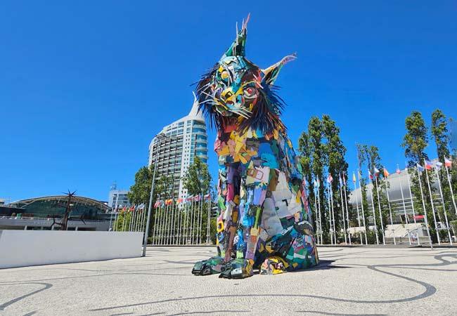 <h3>Parque das Nações</h3>Parque das Nações, situado ao longo do Rio Tejo em Lisboa, é um bairro moderno e vibrante conhecido pela reurbanização após a Expo '98. Destaca-se pela arquitetura contemporânea, amplos calçadões à beira-mar e uma variedade de atrações culturais e recreativas. Os visitantes podem explorar o impressionante Oceanário de Lisboa, um dos maiores aquários do mundo, e desfrutar de vistas panorâmicas da Torre Vasco da Gama. A área também abriga a Altice Arena, um local para concertos e eventos, bem como extensos espaços verdes, centros comerciais como o Vasco da Gama e uma variedade de opções gastronômicas. O Parque das Nações oferece uma combinação de entretenimento, atividades de lazer e inovação arquitetônica, tornando-se um destino popular para locais e turistas que procuram comodidades modernas e vistas cênicas do rio em Lisboa.