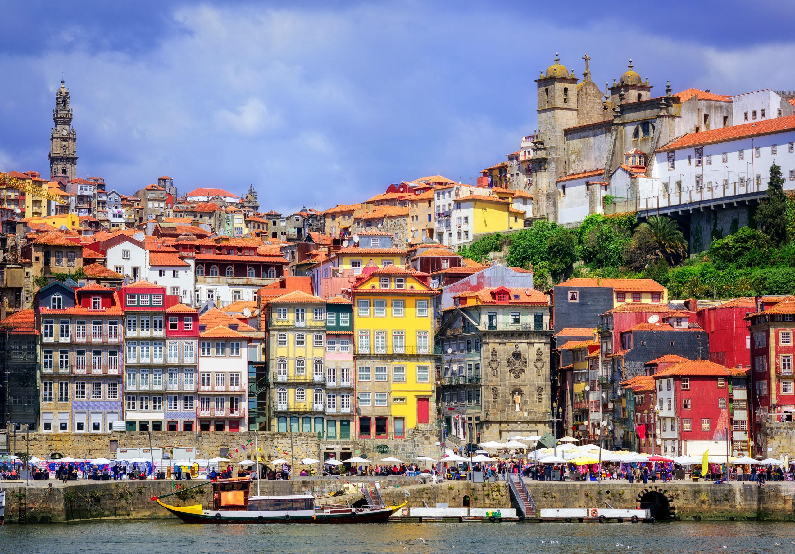 <h3>Distrito de Ribeira</h3>Este site do Patrimônio Mundial da UNESCO é o coração histórico do Porto, conhecido por suas ruas estreitas, edifícios coloridos e atmosfera vibrante ao longo do Rio Douro. É perfeito para passeios, desfrutar de cafés à beira-rio e apreciar as vistas icônicas da Ponte Dom Luís I.