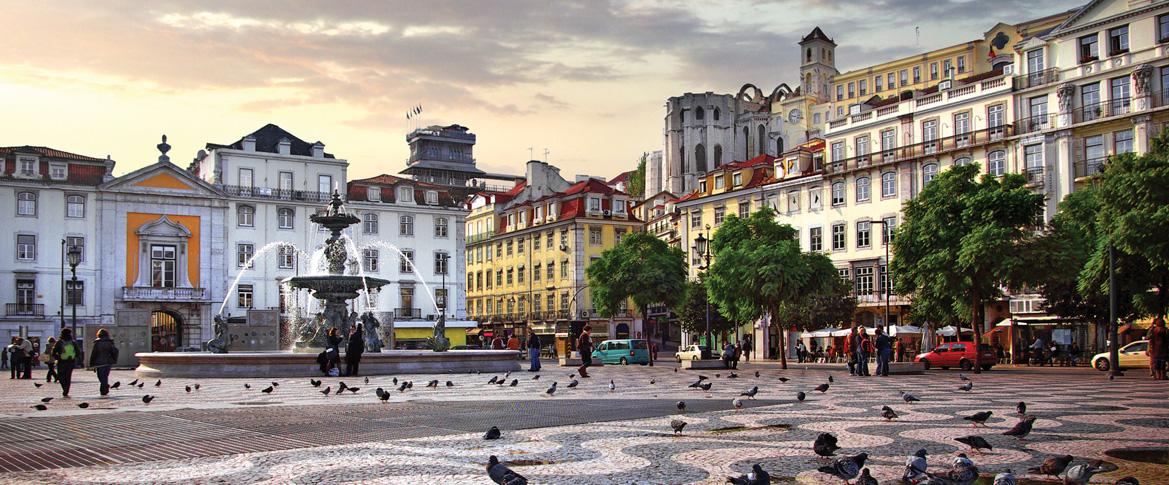 <h3>Baixa e Chiado</h3>Baixa e Chiado são dois bairros vibrantes em Lisboa, cada um oferecendo uma atmosfera distinta e uma experiência cultural única. Baixa, o centro histórico da cidade, ostenta praças grandiosas como a Praça do Comércio e a Rua Augusta, uma rua movimentada repleta de lojas e cafés. Caracterizada pela arquitetura neoclássica reconstruída após o terremoto de 1755, Baixa é um centro de atividade e comércio. Adjacente à Baixa, Chiado é conhecido por seu toque artístico e charme boêmio, abrigando cafés históricos como o Café A Brasileira e marcos culturais como o Teatro Nacional de São Carlos. Chiado também oferece boutiques sofisticadas, galerias de arte e vistas panorâmicas do Elevador de Santa Justa, tornando-se um destino vibrante para compras, gastronomia e exploração do rico patrimônio cultural de Lisboa. Juntos, Baixa e Chiado proporcionam uma mistura cativante de história, arte e vida contemporânea na capital de Portugal.