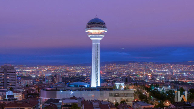 <h3>ATAKULE</h3>Atakule, şehrin en önemli simge yapılarından biridir ve 125 metre yüksekliğinde devasa bir kuledir. Ağırlıklı olarak haberleşme ve gözlem amaçlı inşa edilmiş olup, Ankara'nın Çankaya ilçesinde yer almaktadır. İlçenin tepe bölgesinde yer aldığı için kule şehrin her yerinde rahatlıkla görülebilmektedir. Kulenin inşaatı 1989 yılında tamamlanmıştır. Kulenin tepesinde, panoramik şehir manzarası eşliğinde keyifli bir yemek deneyimi sunan iki restoran bulunuyor. Sevilla isimli restoran, bir saat içinde kulenin etrafında tam bir tur sunarak ziyaretçilerin oturdukları yerden tüm şehri görmelerini sağlıyor. Diğer kafe ve restoranlarla birlikte Ankara'da açılan ilk alışveriş merkezine ev sahipliği yapmaktadır.