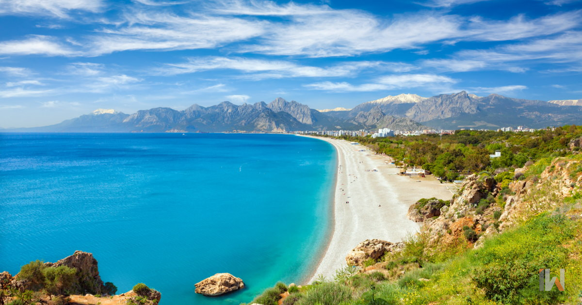 <h3>KONYAALTI PLAJI </h3>Konyaaltı Plajı, Antalya şehir merkezine en yakın plaj ve 6 kilometrelik sahil şeridi ile en uzun plaj olarak biliniyor. Bu plaj bir halk plajıdır, yani ziyaretçiler herhangi bir giriş ücreti ödemeden plajın tadını çıkarabilirler. Halk plajı olmasına rağmen temizliği ve kolay ulaşılabilirliği nedeniyle sıklıkla tercih edilen bir destinasyondur.