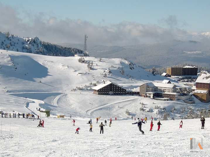 <h3>KARTALKAYA KAYAK MERKEZİ </h3>Kartalkaya Kayak Merkezi, kış tatili ve spor tutkunları için Türkiye'nin en popüler destinasyonlarından biridir. Etrafı çam ormanlarıyla çevrili olan Kartalkaya Kayak Merkezi, şehir merkezine sadece 54 kilometre uzaklıkta bulunuyor. Alp Disiplini ve Tur Kayağı için ideal olan bu merkez, Aralık'tan Nisan'a kadar kayak imkanı sunmaktadır. Bölgede konaklama ve eğlence olanaklarıyla dolu birçok tatil köyü bulunmaktadır. İhtiyacınıza uygun bir otel seçimi yaparak harika bir kış tatiline adım atabilirsiniz. Kartalkaya Kayak Merkezi, geniş kayak alanları ve kış sporları ile ziyaretçilerine unutulmaz bir deneyim sunuyor.