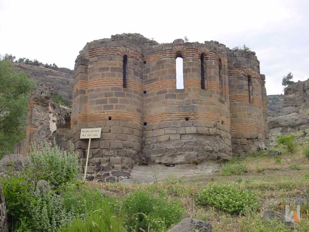 <h3>BİZANS KİLİSESİ </h3>Bolu'nun Seben ilçesinde bulunan ve ne yazık ki harabe halinde olan Bizans Kilisesi, taş ve tuğladan haç şeklinde inşa edilmiştir. Kilisenin yapım tarihi M.S. Bizans döneminin ortalarına kadar uzanmaktadır. 842-1240 yılları arasına tarihlenmektedir. Zaman içinde önemli ölçüde tahrip olmasına rağmen, Bizans Kilisesi'nin kalıntıları günümüze kadar ulaşmış ve bu antik döneme ait mimari örnekler sunmaktadır. Kilise, ziyaretçilerine geçmişin izlerini sürme ve tarihi atmosferi hissetme fırsatı sunuyor. Bu yıkık kilise, bölgenin tarihi zenginliklerini anlamak isteyenler için önemli bir ziyaret noktası olabilir.