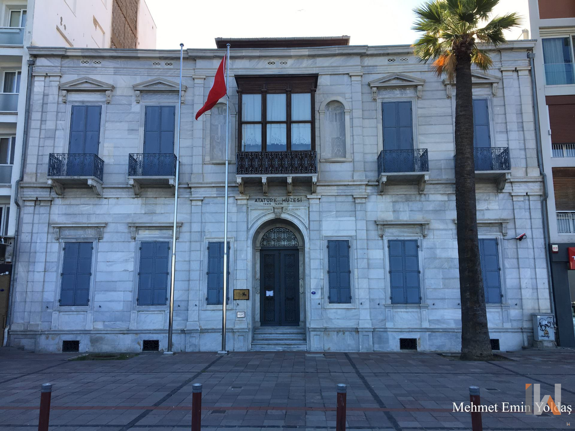 <h3>ATATÜRK MUSEUM</h3>The Atatürk Museum is located in a building known today as the hotel where Mustafa Kemal Atatürk stayed. Initially used as accommodation for the founder of the Republic of Turkey, the building was later purchased by the Izmir Municipality and presented as a gift to Atatürk. After Atatürk's passing, this historic building was transformed into a special museum showcasing Atatürk's writings and personal belongings. This museum provides visitors with a significant insight into the founding period of Turkey.