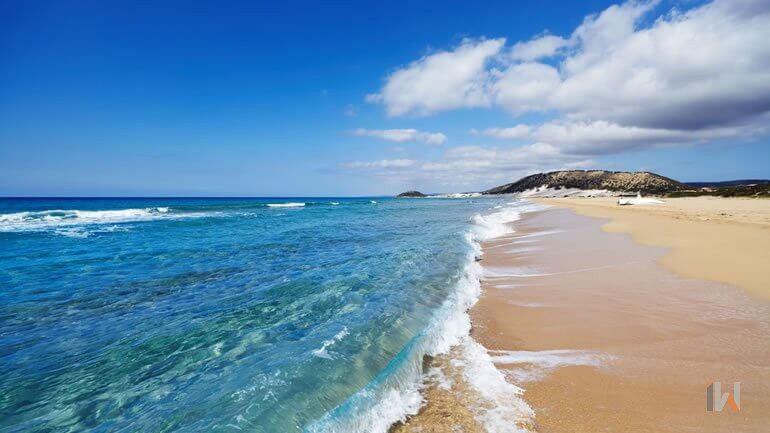 <h3>ALTINKUM BEACH</h3>Kuzey Kıbrıs, yıl boyunca güneşli uzun bir yaz mevsimi geçirir. Altın kumları ve berrak sularıyla bezenmiş ünlü plajları, Kıbrıs'ı unutulmaz bir tatil beldesi haline getiriyor. Karpaz Yarımadası'nda yabani eşekler ve caretta caretta kaplumbağalarının diyarını keşfederken Altınkum Plajı, Akdeniz'in en büyük ince kumlu plajı olarak öne çıkıyor. Doğal ve tarihi harikaların yanı sıra terk edilmiş koylar ve otel plajları da Kıbrıs'ın kıyı güzelliğini gözler önüne seriyor.